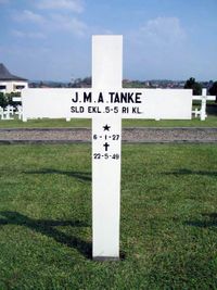 Graf van soldaat Tanke op ereveld Candi te Semarang.