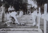 Ceremonie Kemban Kuning bij graf soldaat Schansert