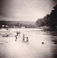 Kindjes spelend in de rivier