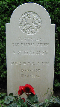 Grafsteen Ereveld Grebbeberg Korporaal Steenhagen