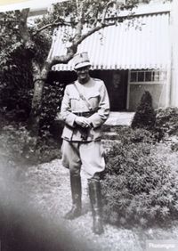 Luitenant Hoff in bovenstaande uniformjas