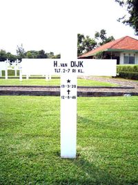 Kruis op het graf van lt. van Dijk
