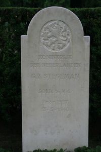 Grafsteen op ereveld Grebbeberg op het graf van Soldaat Stegeman