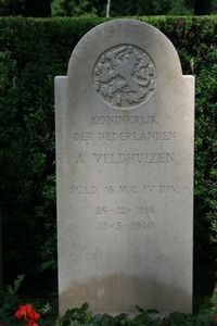 Grafsteen op ereveld Grebbeberg op het graf van Soldaat Veldhuizen