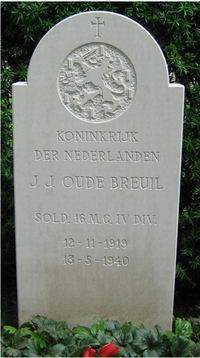 Grafsteen op ereveld Grebbeberg van Soldaat Oude Breuil