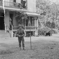 Major General Roy Urquhart voor zijn hoofdkwartier tijdens Operatie Market-Garden september 1944